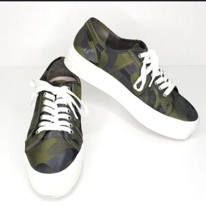 GIANNI BINI Womens Green Camouflage Print LaceUp Platform Sneakers Shoes Size 9M